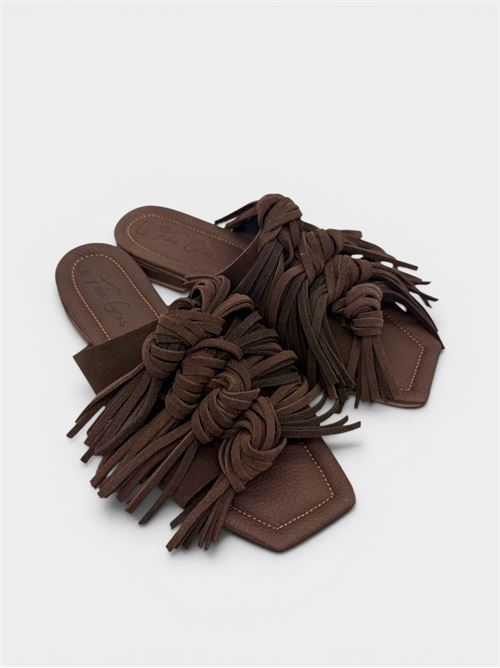 Ciabatta flat in suede testa di moro con nappine decorative IL LACCIO | Q15CAMOSCIOTESTA DI MORO